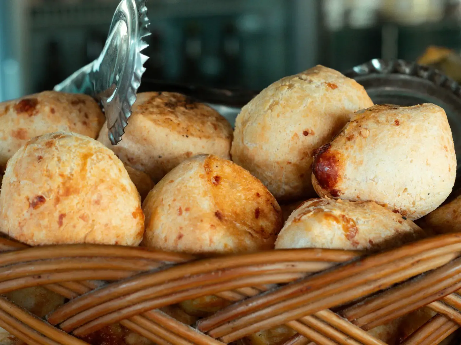 Pão de queijo in einem Korb mit Servierzange