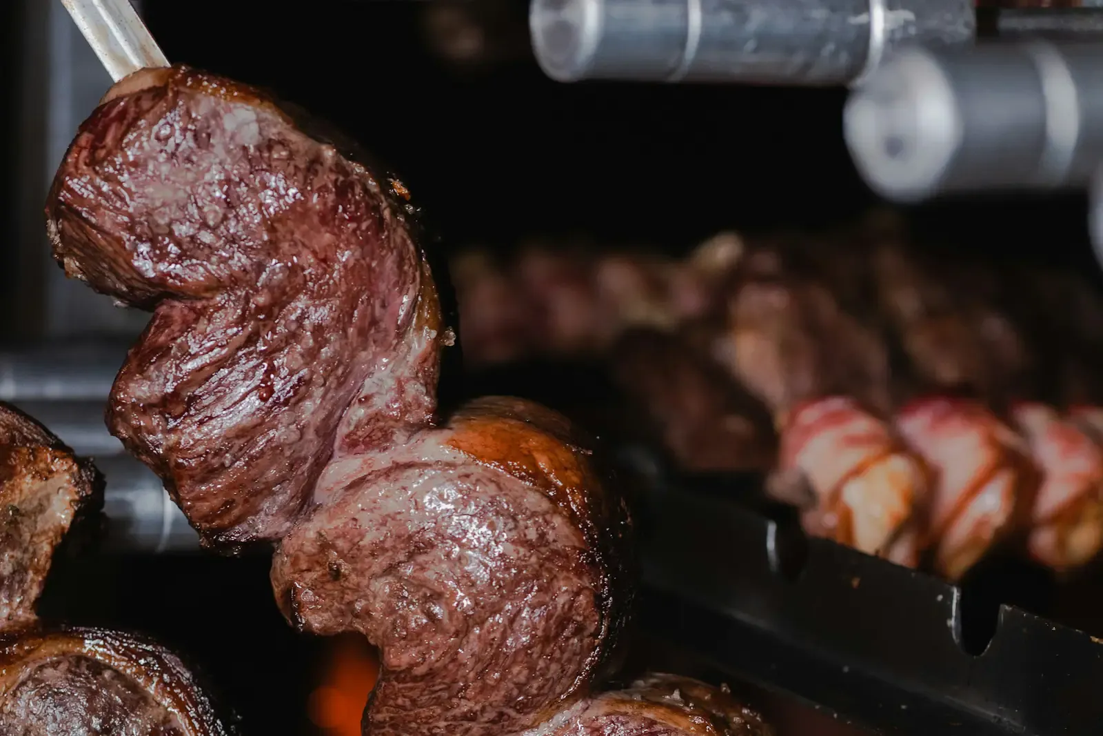 Picanha no espeto sobre a brasa